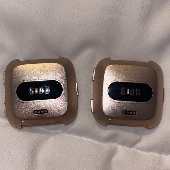 Fitbit Versa Bundle - Picture 5 of 6